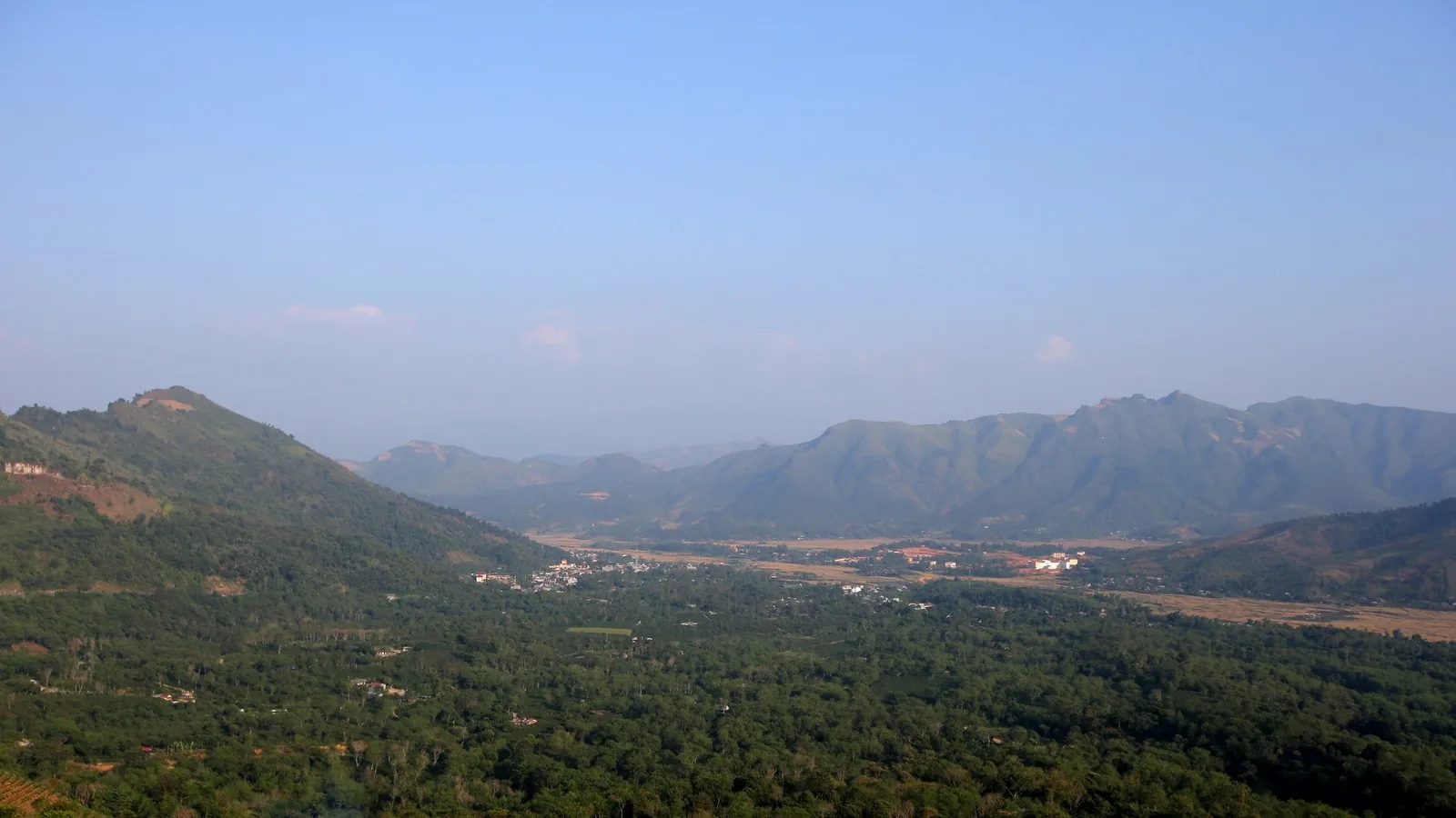 Thung lũng và núi ở vùng Mường Ảng, Điện Biên