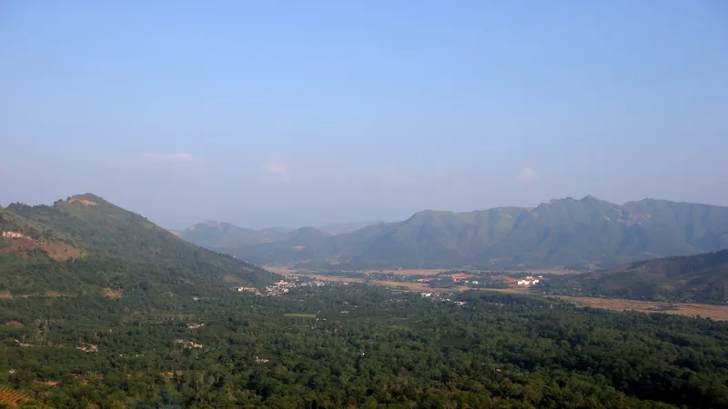 Thung lũng và núi ở vùng Mường Ảng, Điện Biên