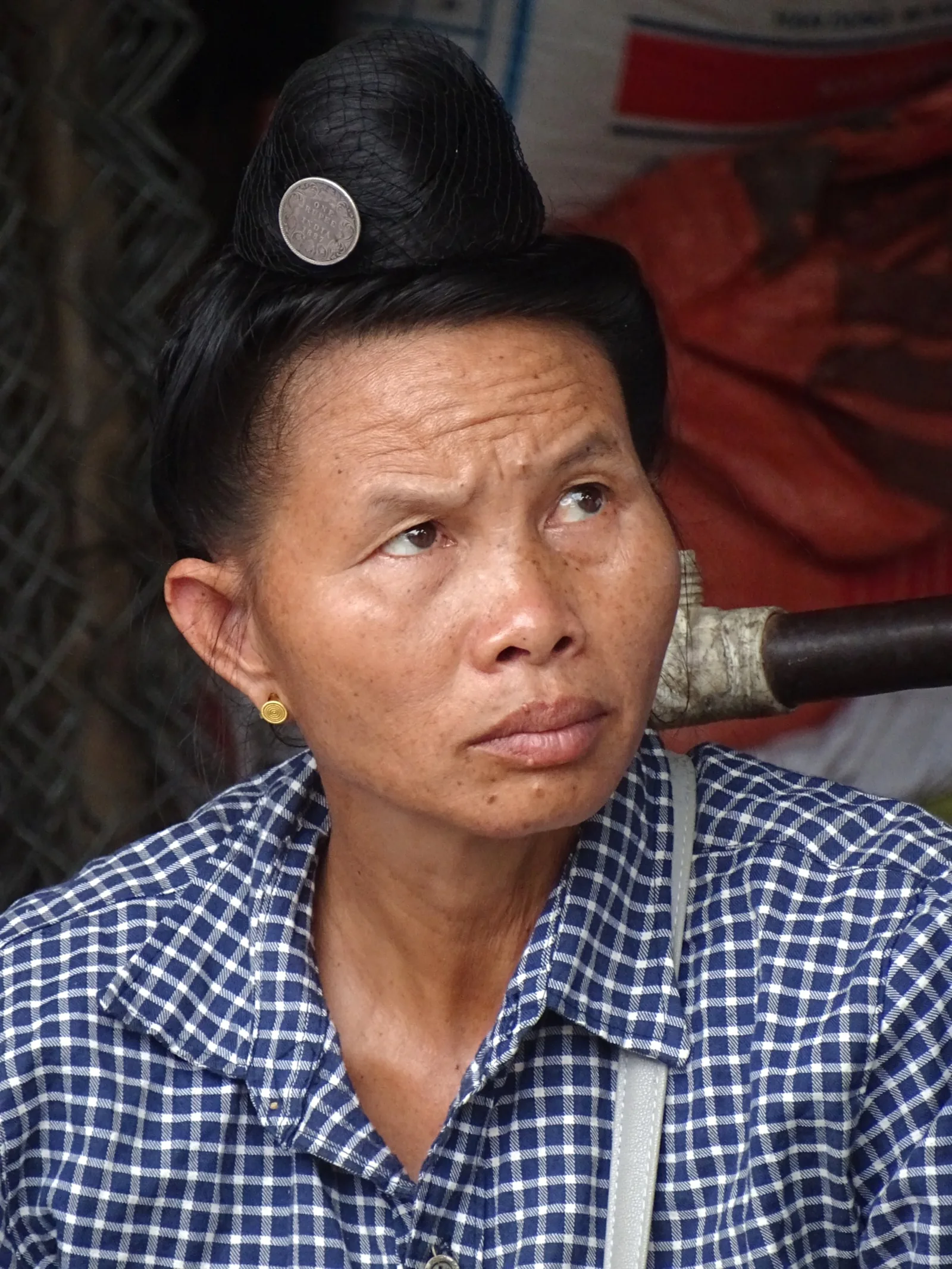 Người phụ nữ Thái đen búi tóc cao ở chợ Điện Biên Phủ