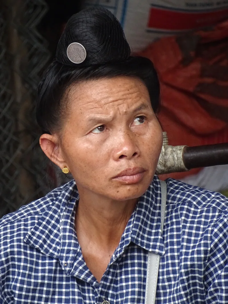 Người phụ nữ Thái đen búi tóc cao ở chợ Điện Biên Phủ