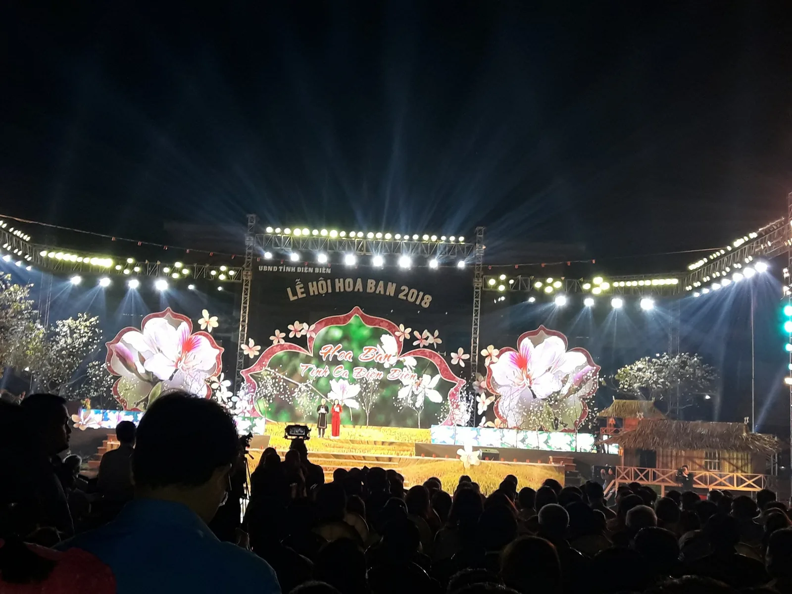 Sân khấu khai mạc Lễ hội Hoa Ban Điện Biên năm 2018 trong đêm