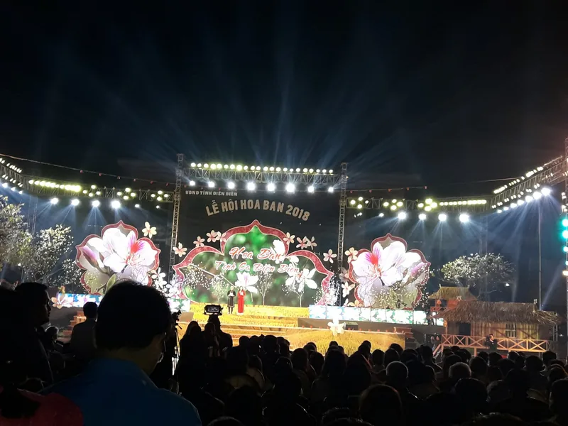 Sân khấu khai mạc Lễ hội Hoa Ban Điện Biên năm 2018 trong đêm