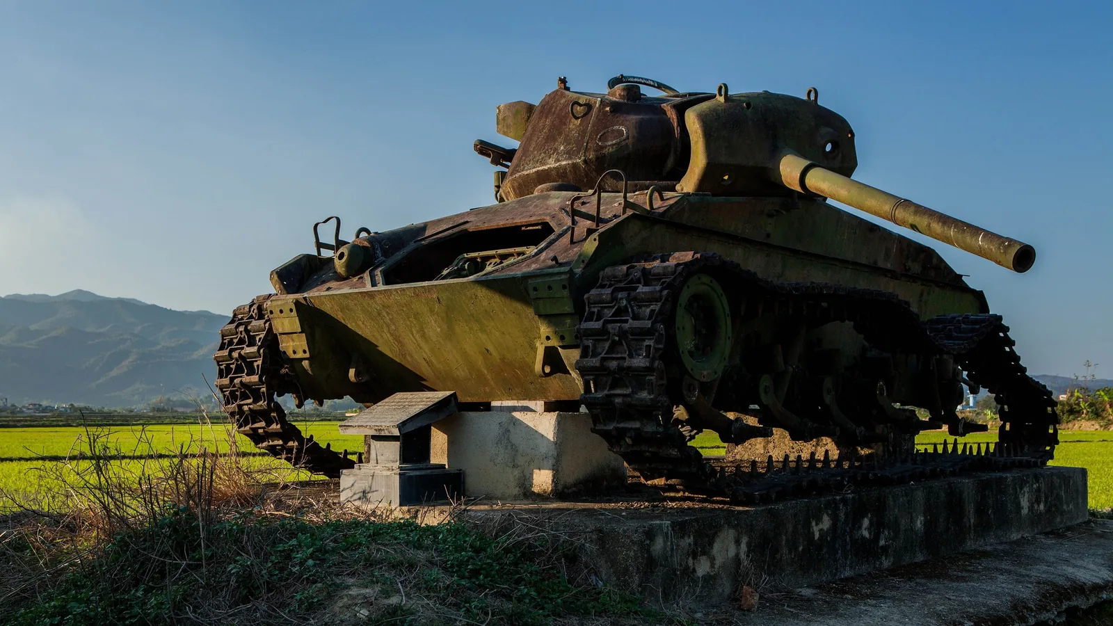Xác xe tăng M24 Chaffee của quân Pháp giữ lại làm di tích ở Điện Biên Phủ