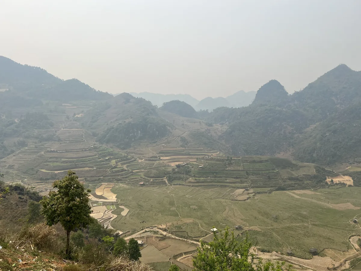 Thung lũng ruộng bậc thang mờ sương giữa những dãy núi đá vôi ở Điện Biên, Việt Nam.