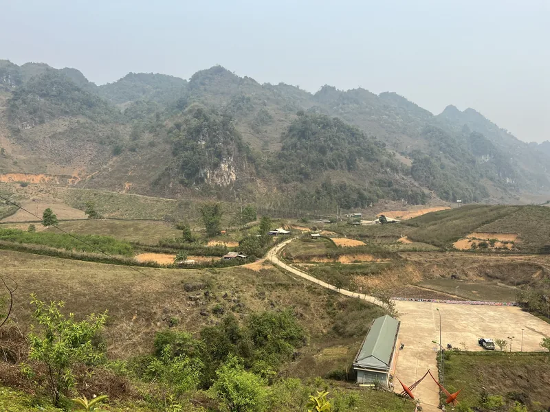 Con đường nông thôn uốn lượn qua thung lũng giữa những dãy núi đá vôi ở Điện Biên.
