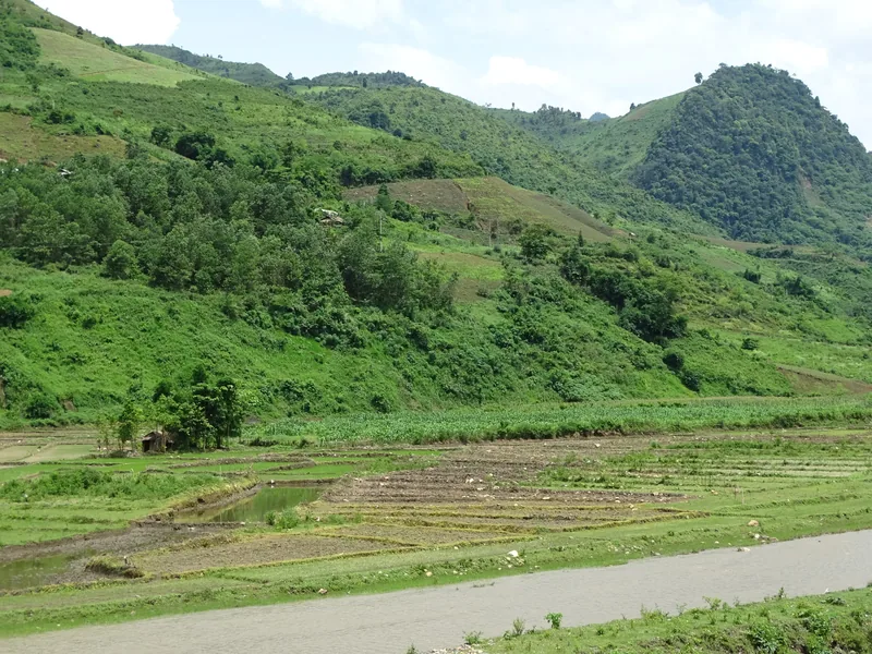 Thung lũng ruộng và núi xanh bên đường từ Điện Biên Phủ đi lên phía bắc