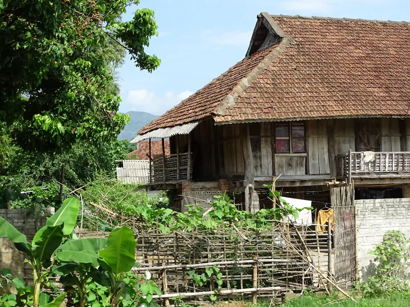 Nhà sàn mái ngói của người Thái đen trong lòng chảo Mường Thanh