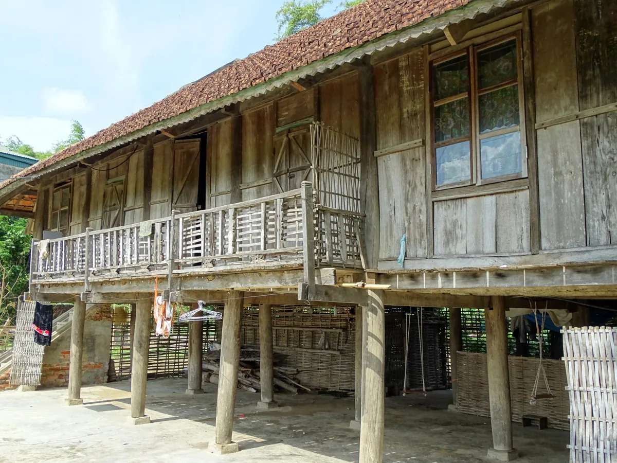 Nhà sàn gỗ truyền thống của người Thái đen ở lòng chảo Mường Thanh