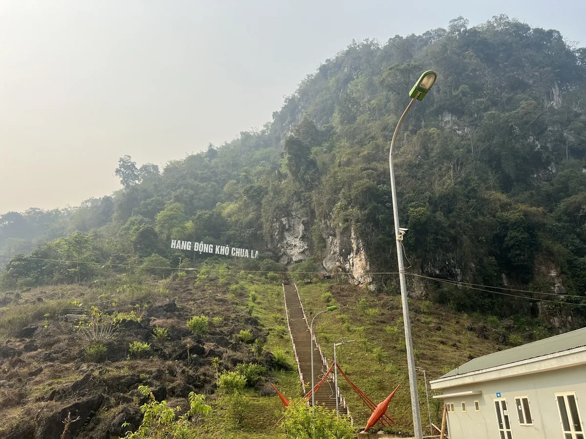 Cầu thang dẫn lên núi đá vôi tới hang động Khô Chua La ở Điện Biên.